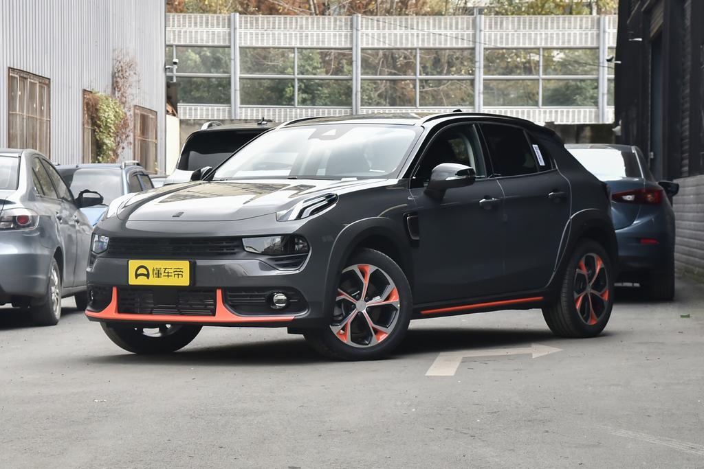 汽车轮胎侧面蹭掉一块需要换吗,汽车轮胎侧面蹭破了一点点小鼓包