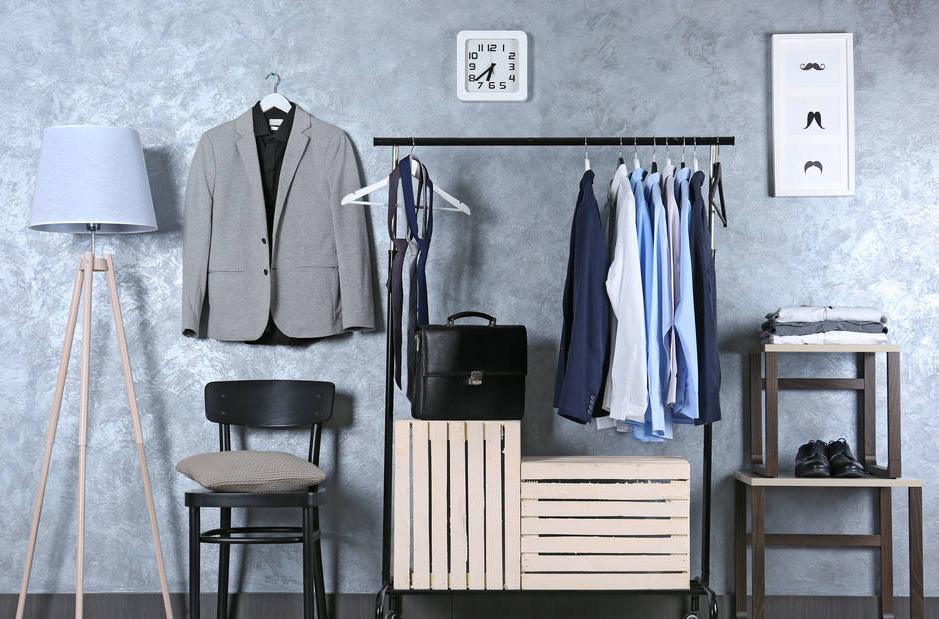 手持挂烫机抚平皱巴巴的衣物,洗完贴身衣物海绵皱巴巴的