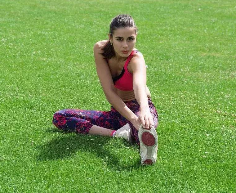 适合足球爱好者日常练习的柔韧性训练