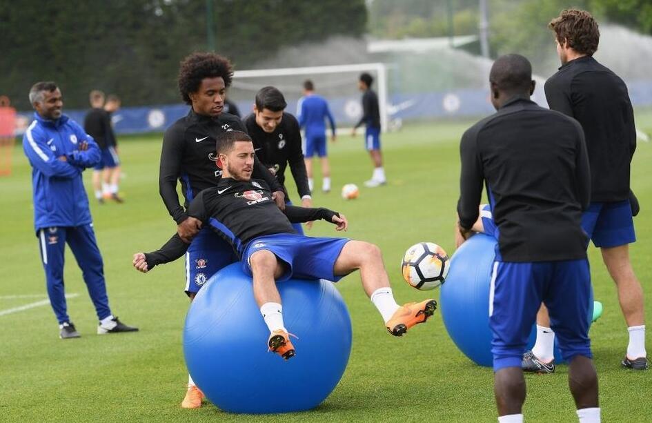 科斯塔迷人训练,科斯塔三连扑场下队员反应