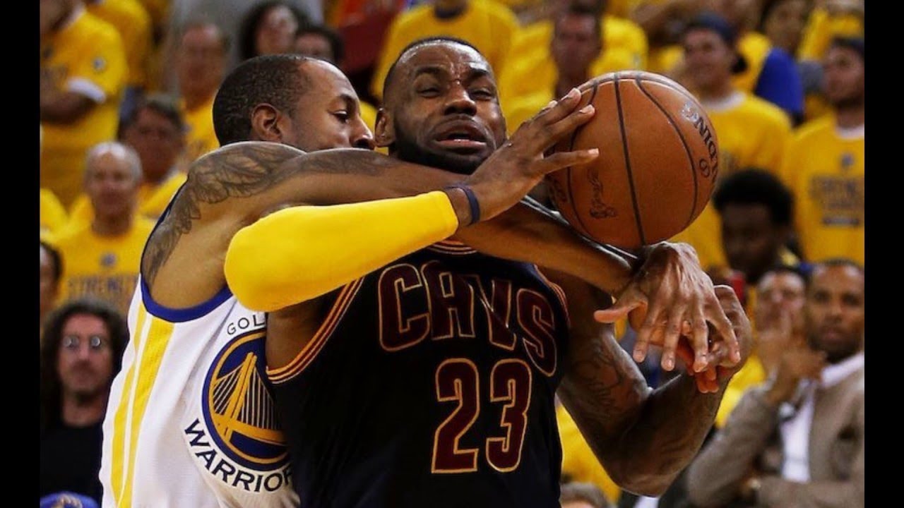 进攻犯规和防守犯规的姿势及讲解,什么是进攻什么是防守