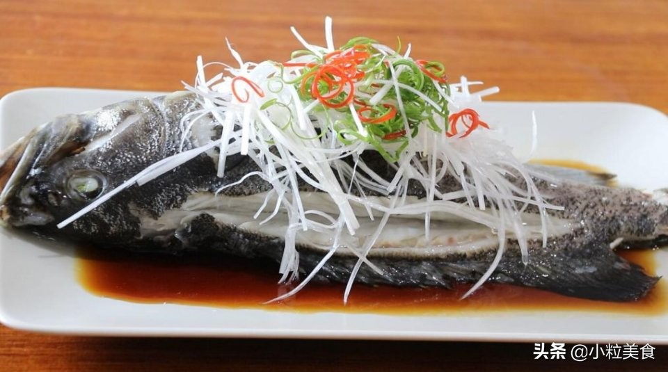 家宴上简单美味的清蒸石斑鱼,青石斑鱼除了清蒸还能怎么做