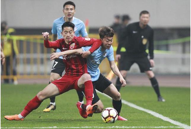 高球商！极限救球助攻张玉宁再替队友吃牌，上港最强新星灵气十足