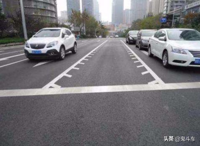 开车容易搞混的七种交通标线,带你秒懂地上的交通标线