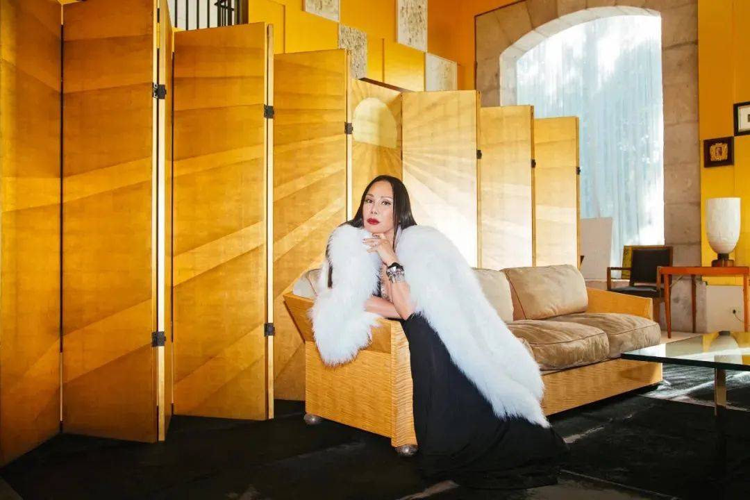 这个华人在美国被称作华人食神,80岁喜得子,老婆是美女还是硕士