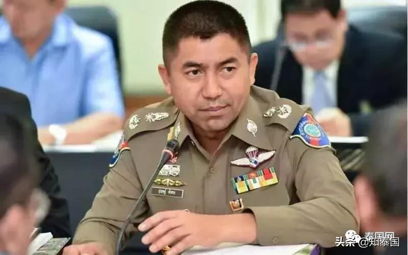 *弹子**警告！素拉切的车，在路边被枪手打成了马蜂窝……