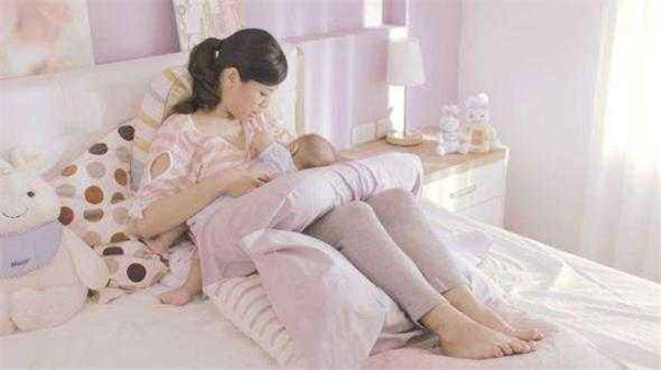 宝宝一直扭来扭去要给吃奶吗,宝宝吃奶扭来扭去又不吃