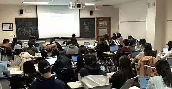 “带着孩子移民海外，但我们还是没能逃离疯狂的补习班……”