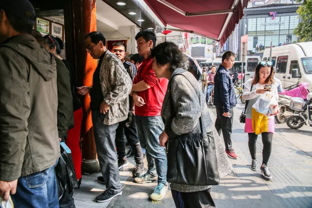 排队两小时，吃饭十分钟？传说中的老字号，真的值得排队吗？