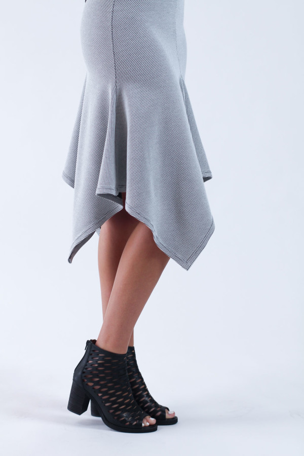 不规则下摆怎么卷边,不占位置的半身裙折法