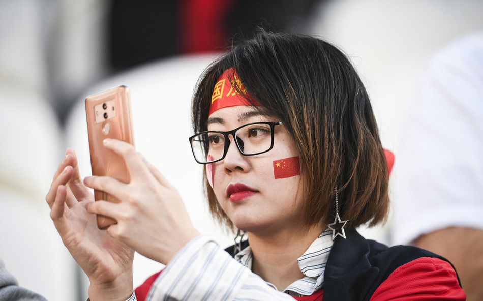 女球迷脸上油彩,中国女球迷给国足加油