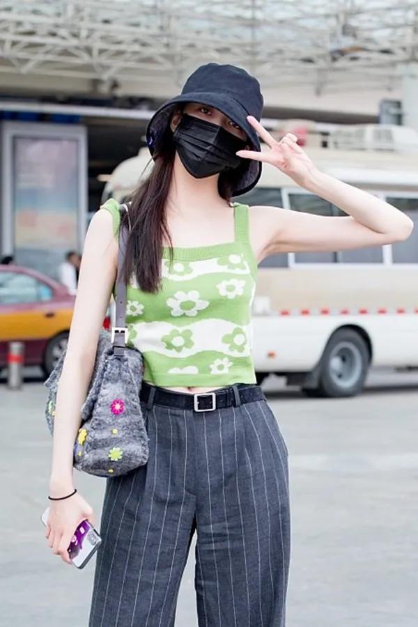 鱼尾裙配马丁靴加毛呢外套,鱼尾裙配马丁靴视频