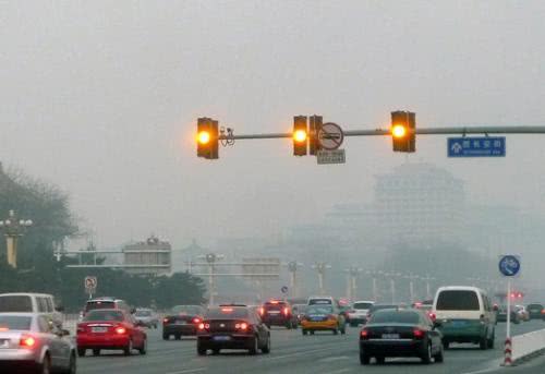 闯黄灯途中变红灯了会怎么样呢,黄灯闪烁时可以闯黄灯吗