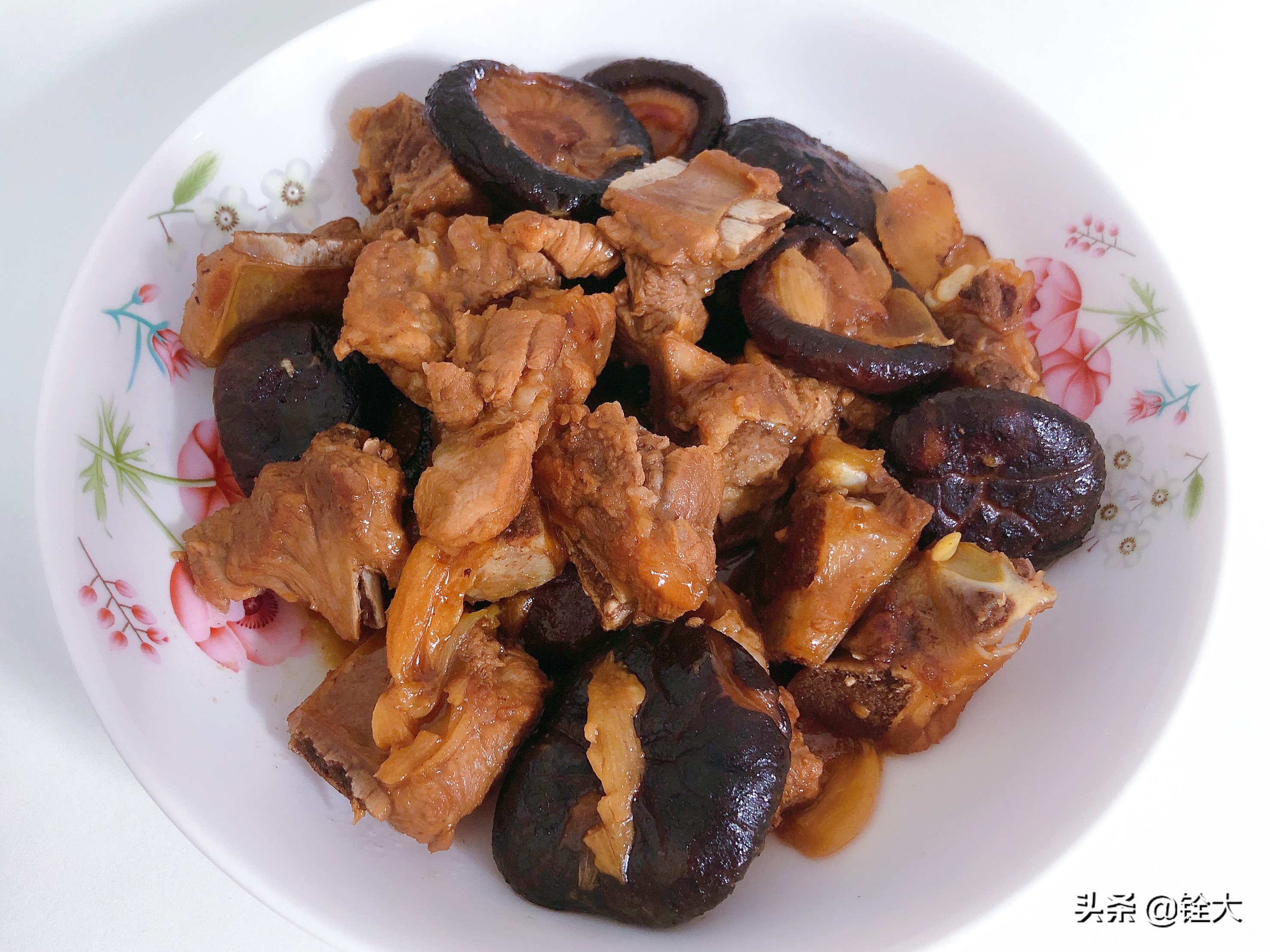 1根猪排骨和1把干香菇，小火慢炖，出锅味道浓郁，排骨软烂咸香