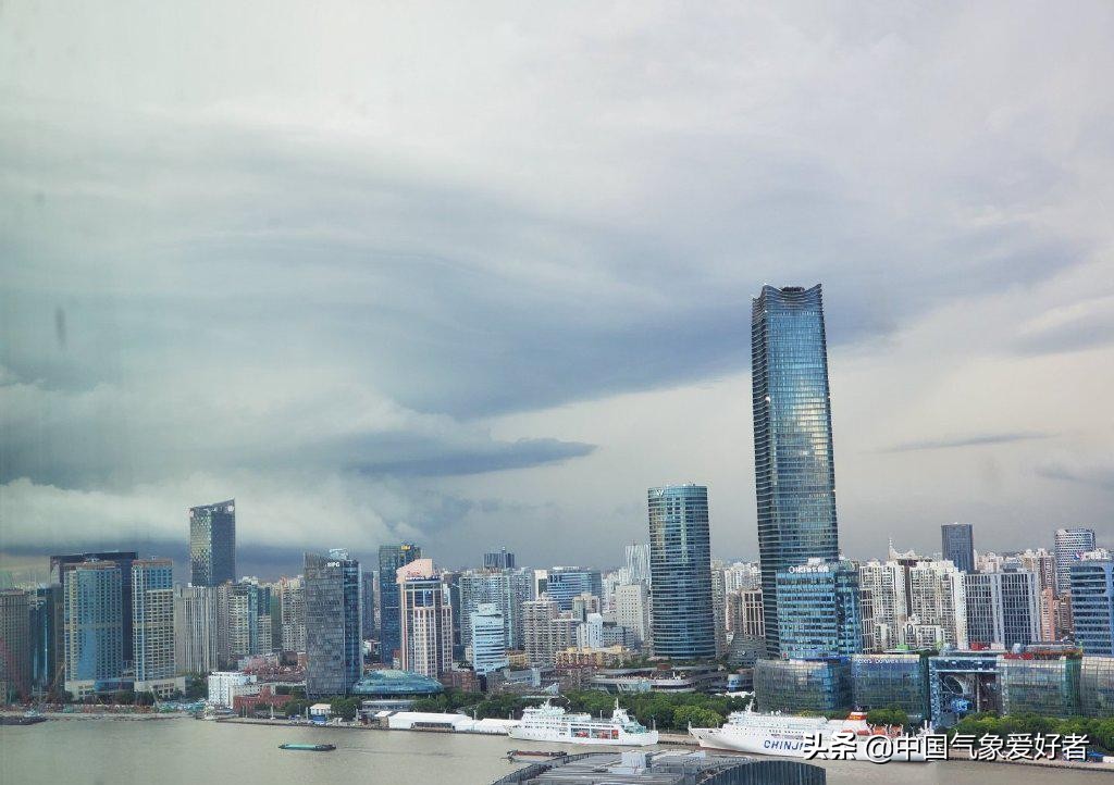 暴雨突袭上海堪比台风过境,超级单体雷暴云闯入浙江