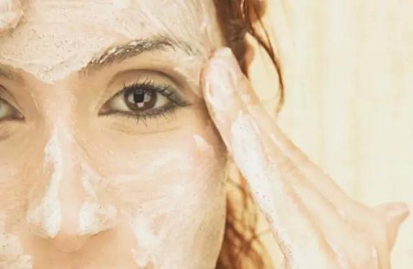 美女天天敷面膜皮肤却起皮，谁说补水只能敷面膜？可别花冤枉钱了