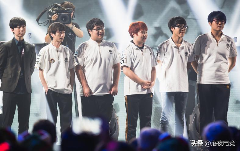 edg打skt投降背景音乐,职业赛场被打到投降