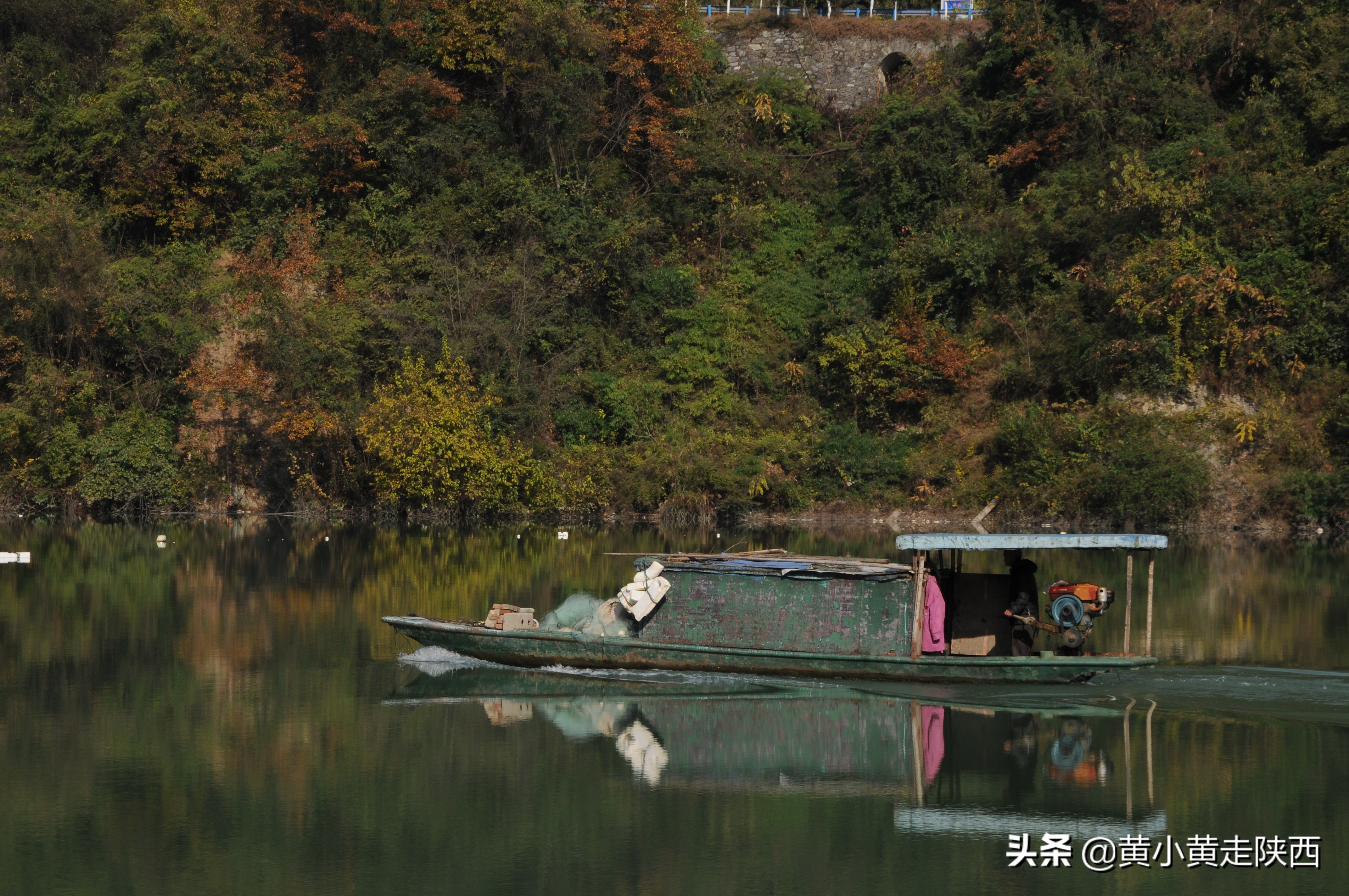 陕*藏西**了座“湘西小城”,人们一出门就爬坡,坐船比走路多