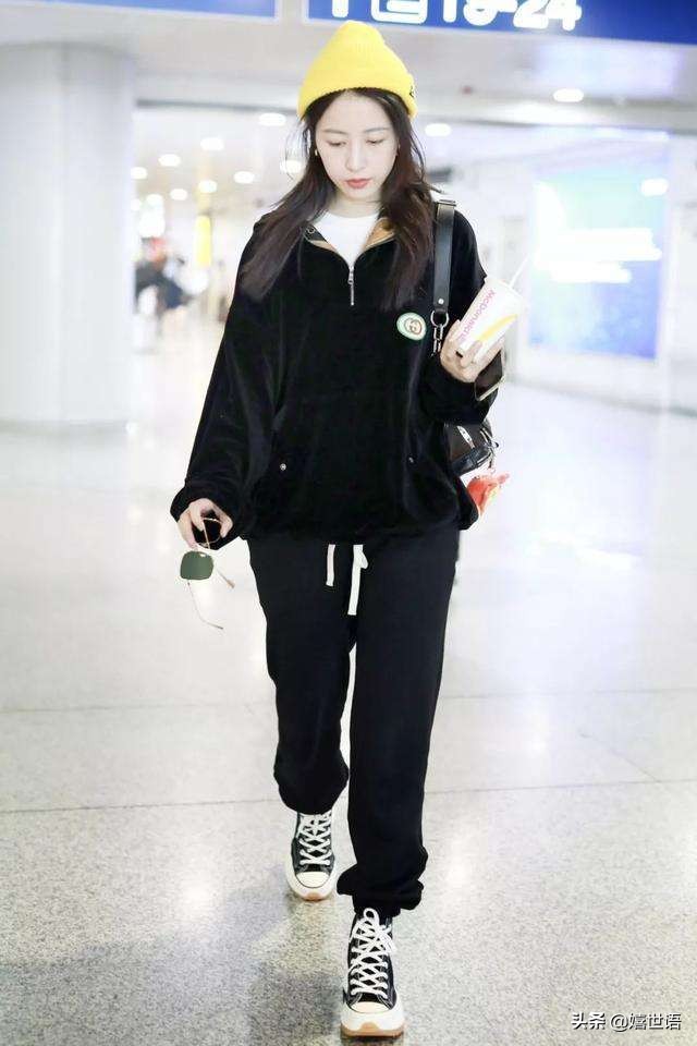 周雨彤穿板鞋图片,周雨彤spell牛仔裤穿搭