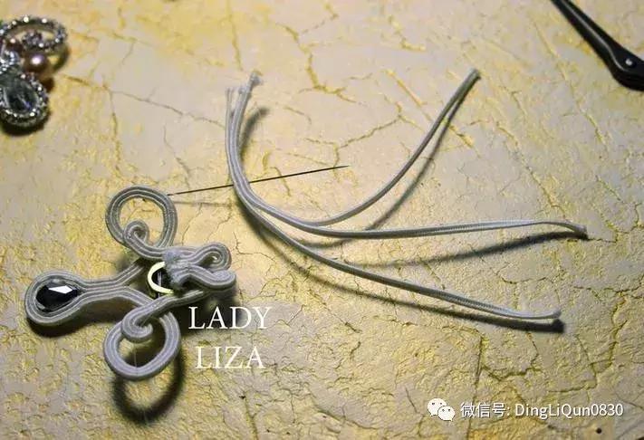 珍珠手工串珠教程,串珠教程简单优雅的s型珍珠耳坠