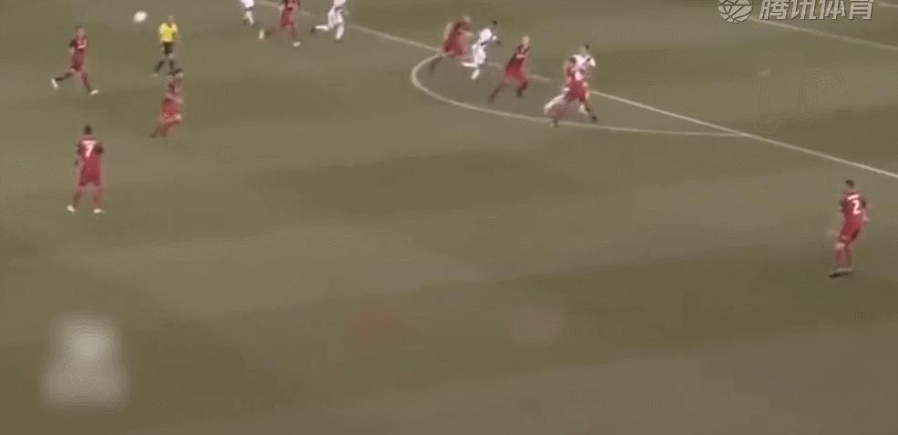 伊布上演经典背刺足球的魅力,伊布最经典过人