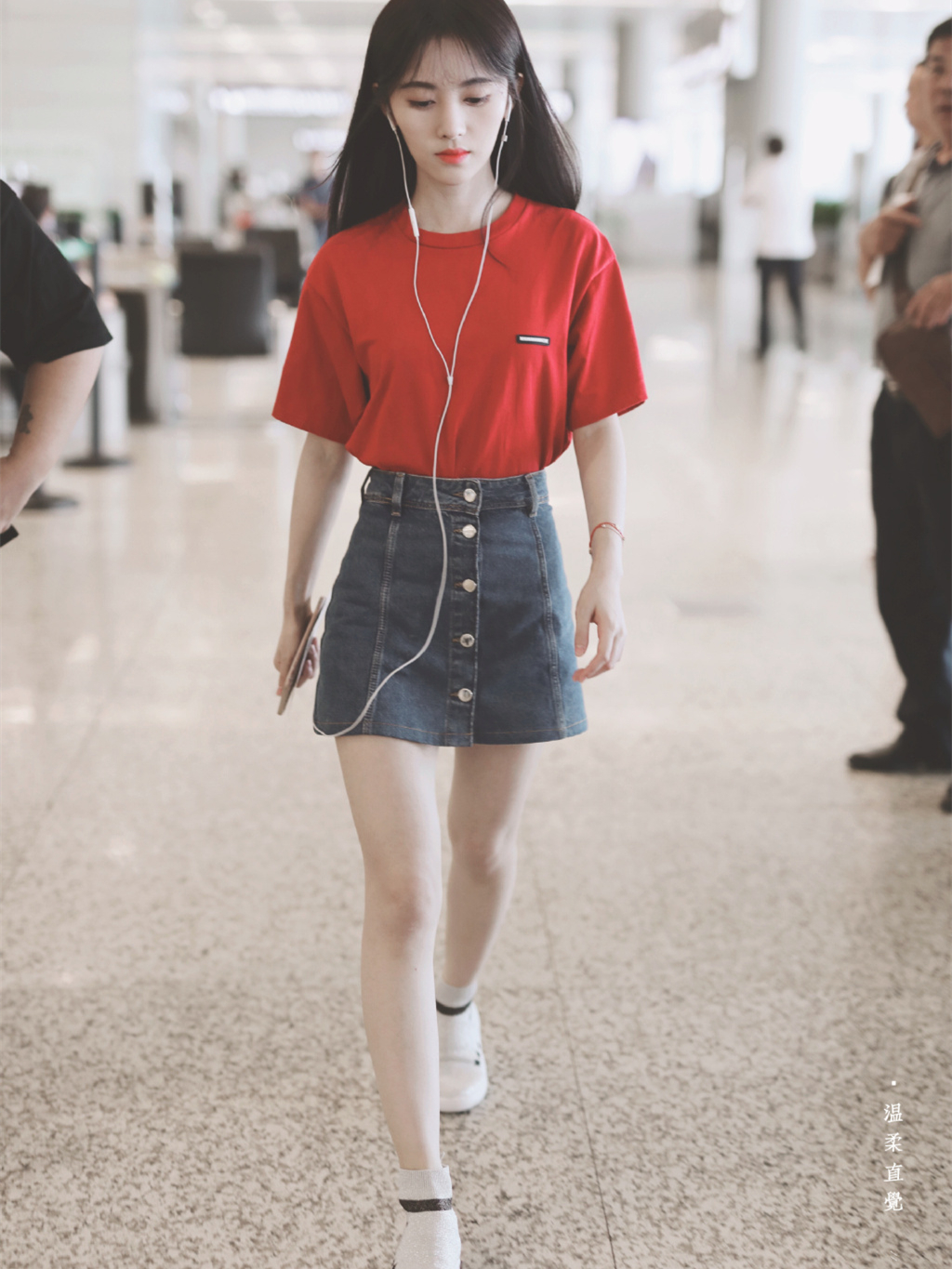 网友直呼杨紫不用再减肥了，凭牛仔裤就能穿出A4腰，学起来！