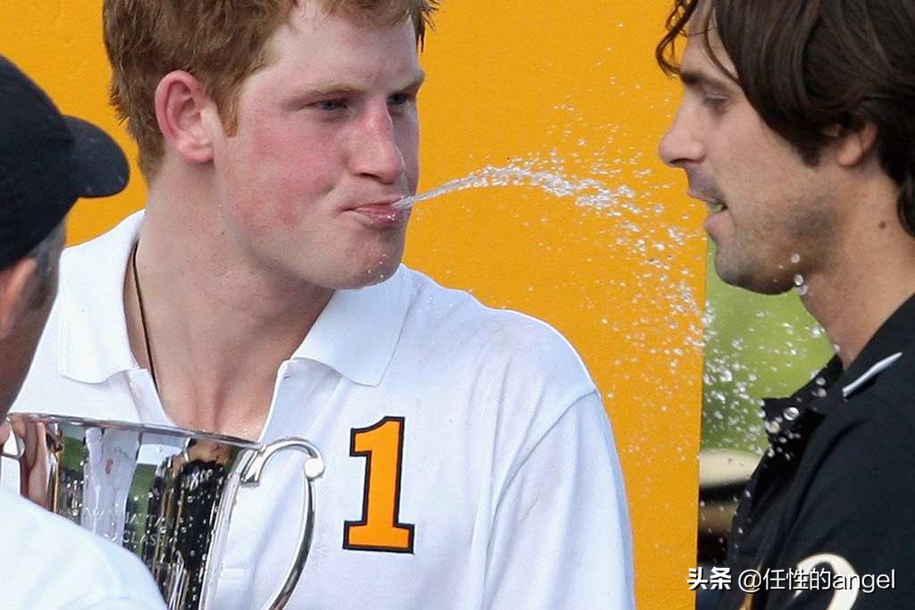 英国王室小王子搞怪,英国王室抢眼绿色高颜值王室成员