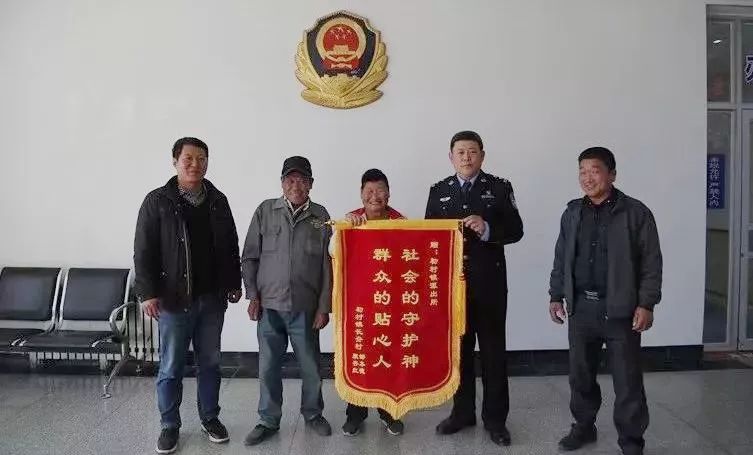 威海初村镇：证件问题落了地，一面锦旗表谢意