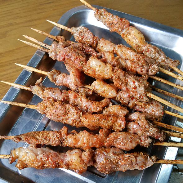 街道边五块钱一串的羊肉串靠谱吗,街边羊肉串10块5串是真的吗