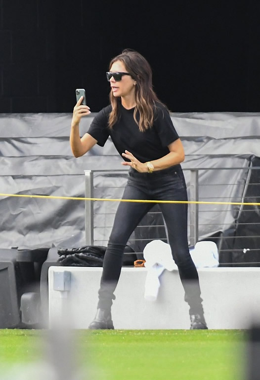 贝克汉姆带儿子踢足球,贝克汉姆贝嫂带小七