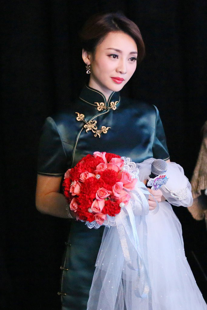 柳岩穿白色蕾丝旗袍的照片,柳岩真的很美吗