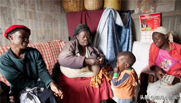 非洲部落“第一美女”，丈夫寸步不离，因“情敌”众多担心被拐跑