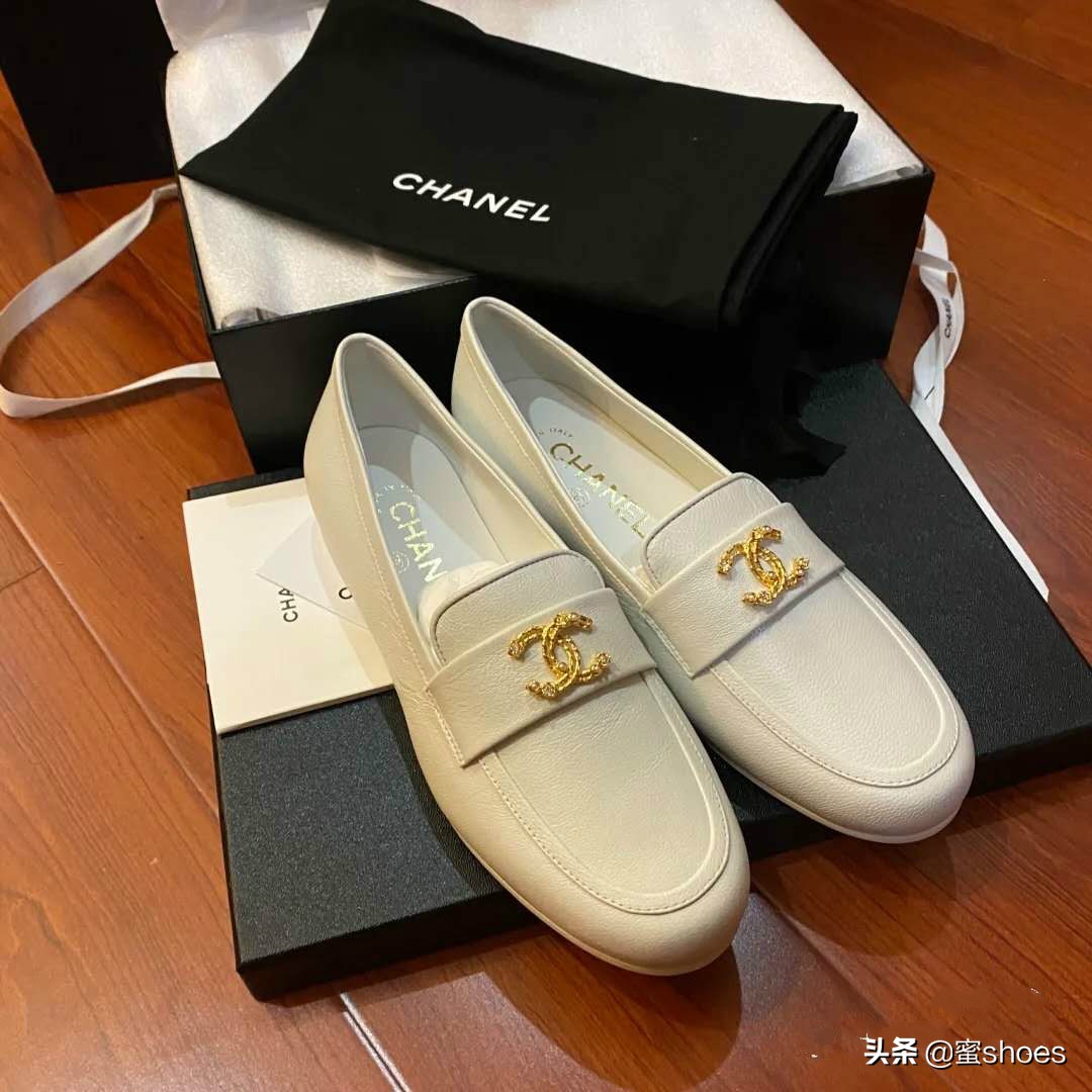 刘雯穿搭全靠小白鞋,刘雯穿的优衣库的绿色衬衣