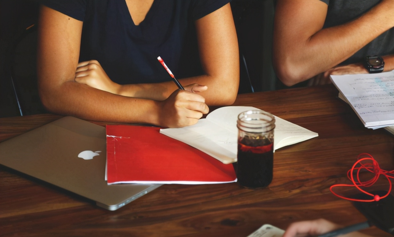 公务员的工资待遇一般多少,考公务员到手工资待遇多少