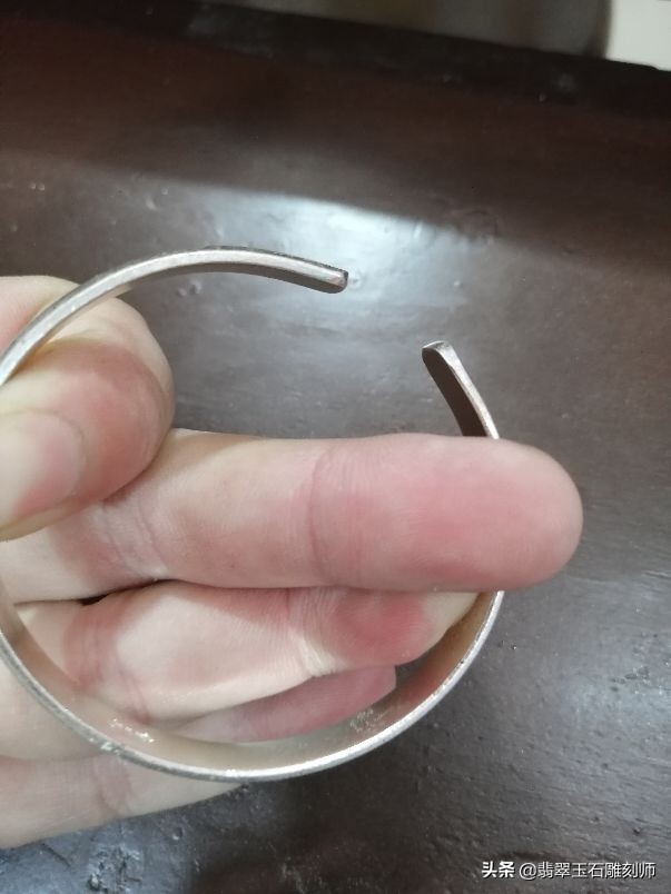 大学生暑假打工赚了6800,给母亲买礼物却被无良主播骗去买假玉