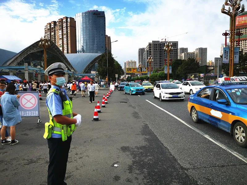 交警全力护航,交警部门全力护航高考