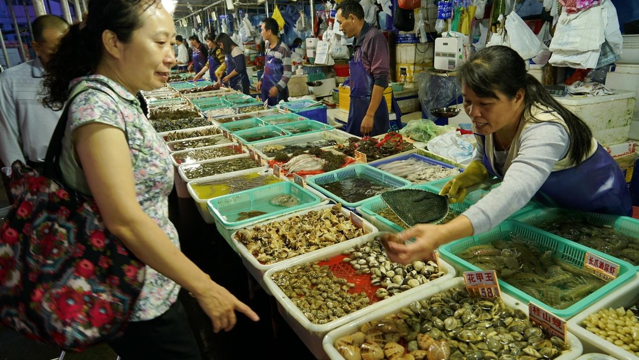 与澳门隔江相望,离澳门最近的海鲜加工市场