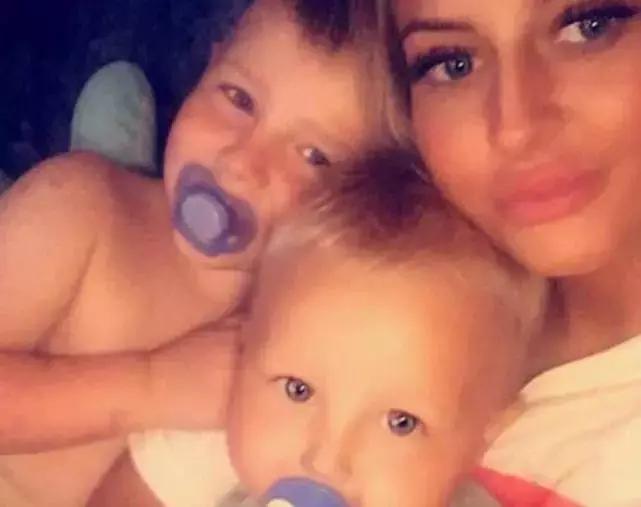 小孩吃吐血口香糖吓坏妈妈了,小孩吞下口香糖大哭