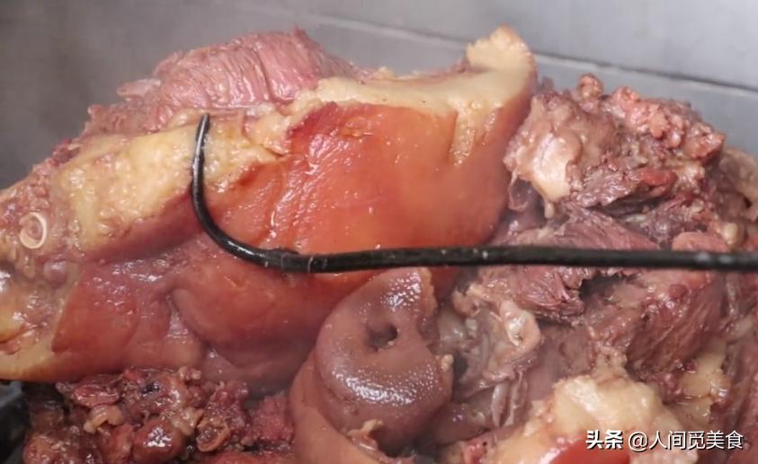 河南乡村大爷卖卤肉,每天往返20公里摆摊卖卤肉