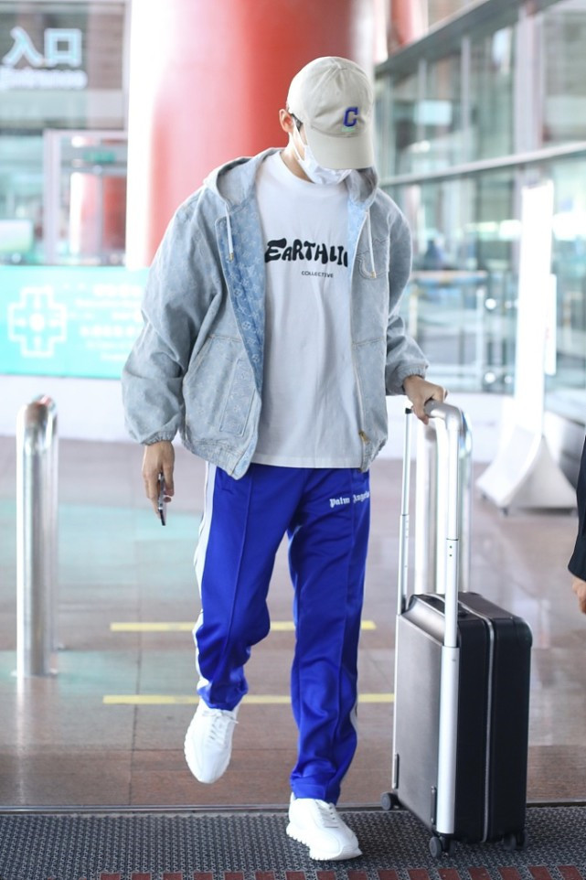 王凯穿夹克配灰毛衣,王凯机场穿牛仔外套