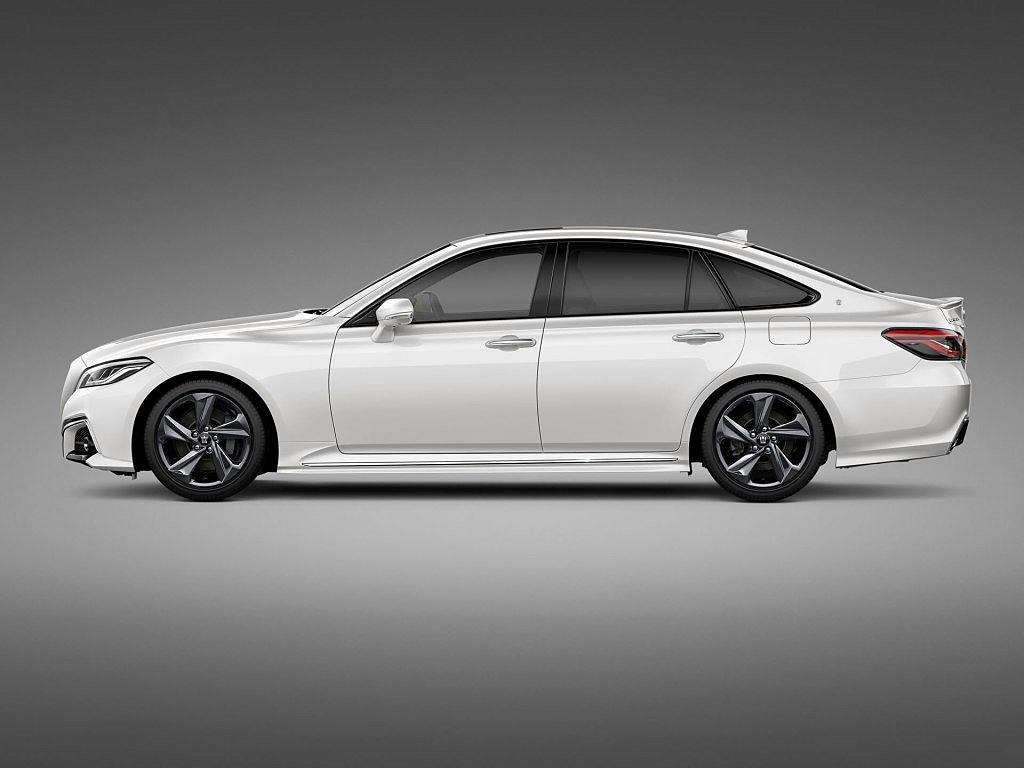 皇冠对比锐志,05款的锐志和05款的皇冠哪个更好