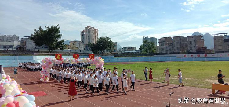广西柳城中学“19扬帆起航圆梦2022”2019级高二升高三授旗仪式