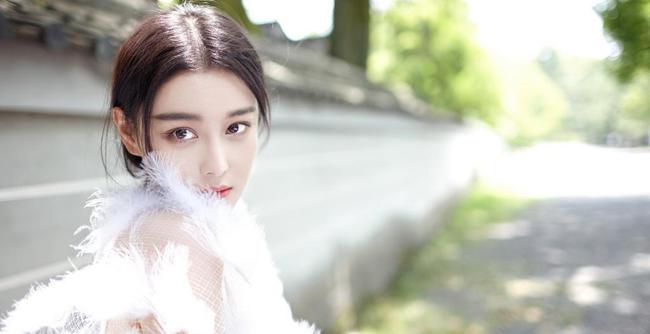 张馨予亲测好用的平价面霜,张馨予晒与鲜花自拍颜值超养眼