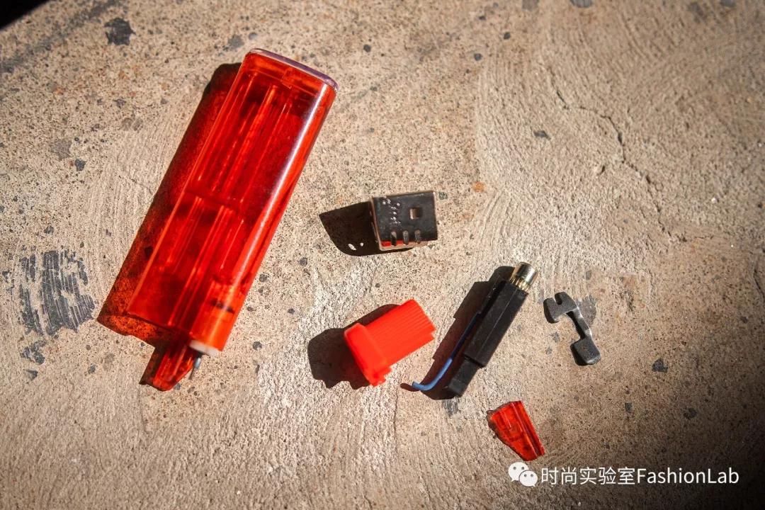 不管多有钱，最后也会顺走别人的打火机