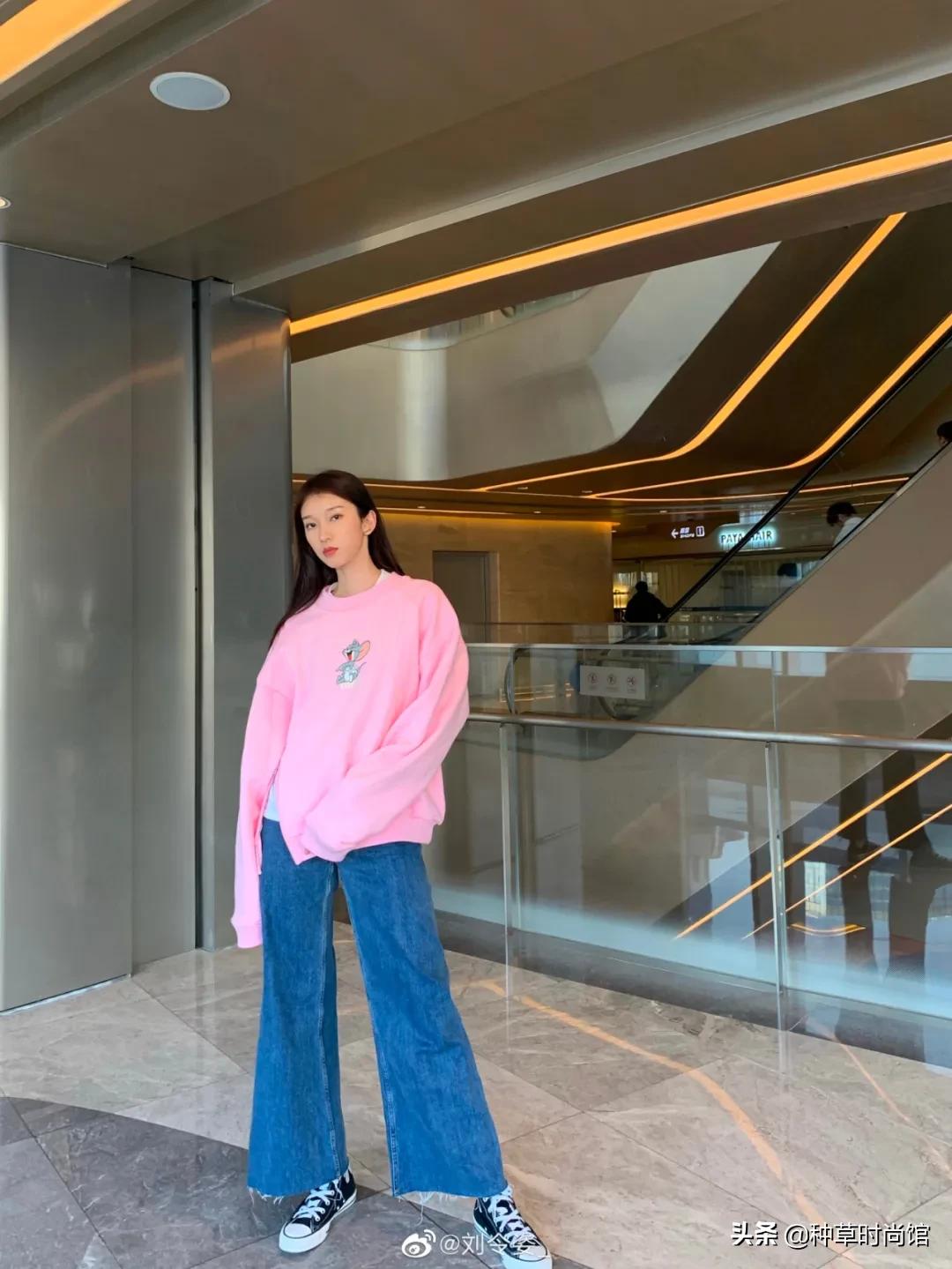 秋冬新款上新卫衣穿搭,今秋更流行卫衣裙