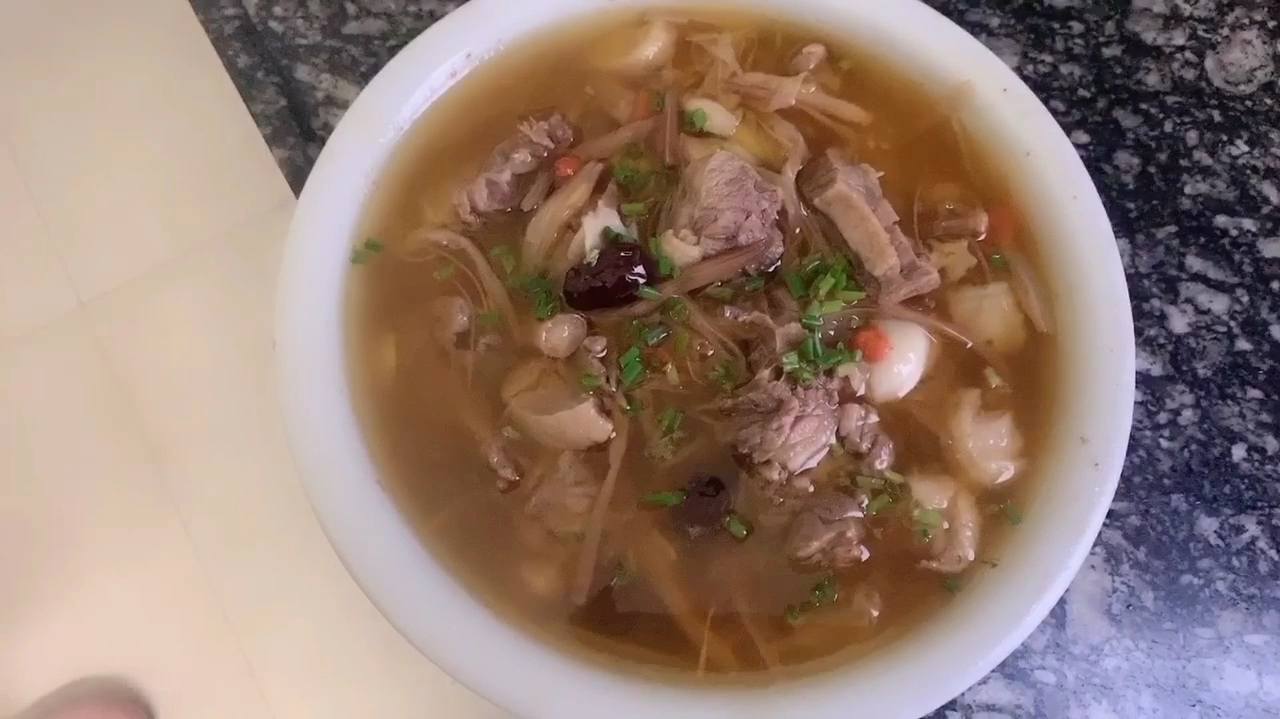 教你色香味俱佳的黄花菜鸡蛋肉丝汤，营养解馋超好吃，快来学一下