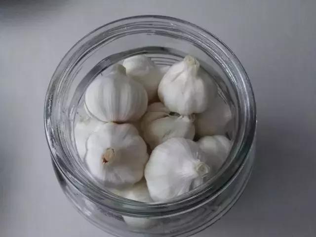 用了多年的腌糖蒜秘方，又脆又甜超好吃，方法简单，分享给大家