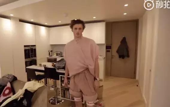 我们花了400块，把土鳖小伙子送上了伦敦时装周？？？