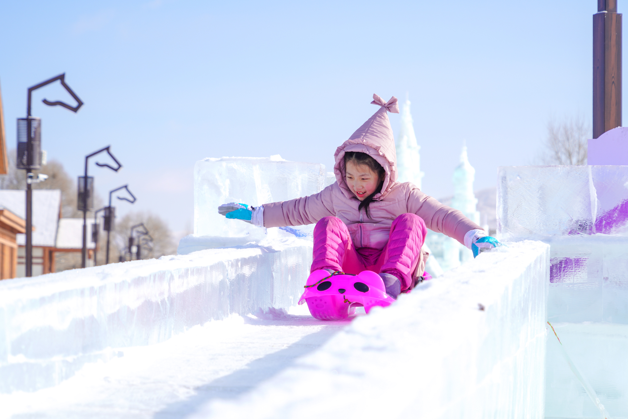 美也声声马鸣，冰雪晶莹！壮哉辽阔草原，新岁康安
