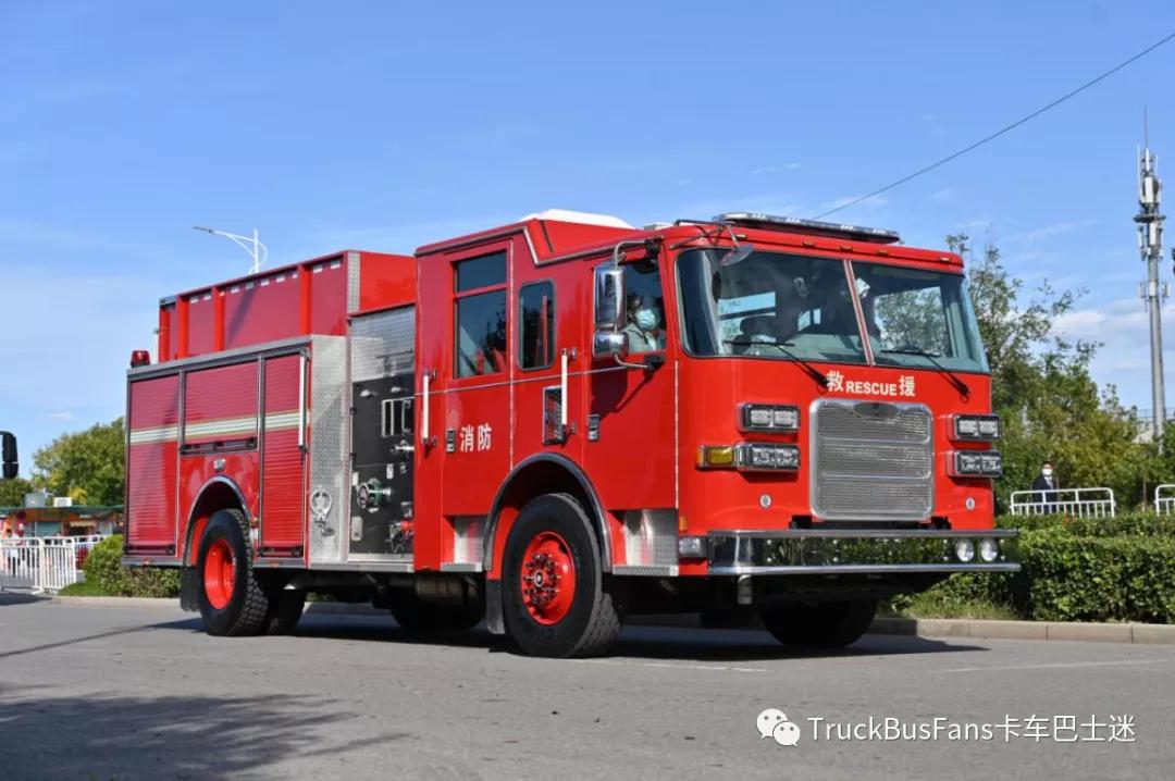豪士科超高层供液消防车,供液能力达到420米,采用550马力底盘